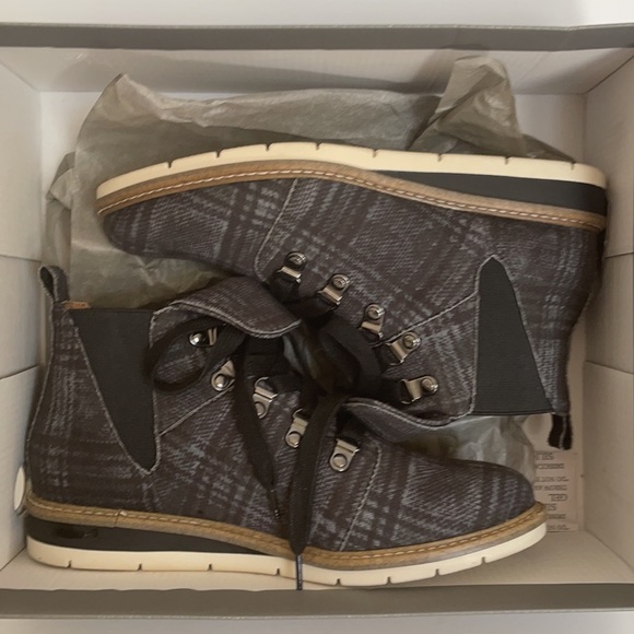 EUC Adam Tucker booties - Picture 12 of 14